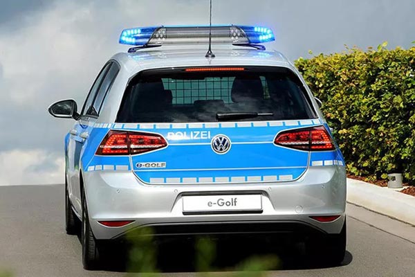 इस देश की पुलिस के पास है दुनिया की सबसे आश्चर्यजनक कारें