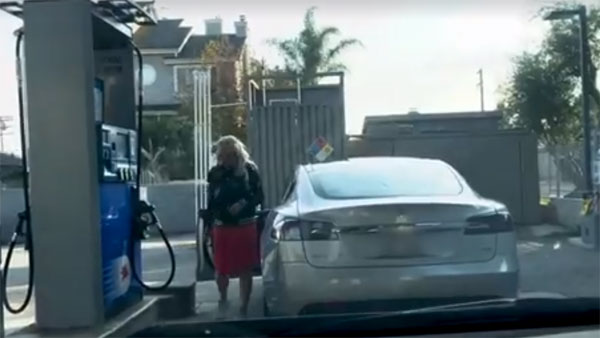 वीडियो: इस महिला ने किया टेस्ला इलेक्ट्रिक कार में पेट्रोल डालने की कोशिश - देखें फिर क्या हुआ