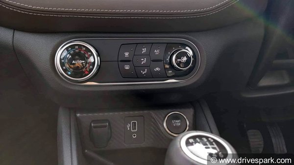 निसान किक्स के इंटीरियर डिटेल — 360 कैमरा के साथ और भी बहुत कुछ!