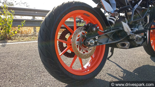 केटीएम 125 ड्यूक रिव्यू: अपनी कीमत में कितनी दमदार है ये बाइक?