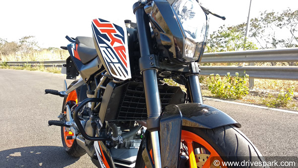 केटीएम 125 ड्यूक रिव्यू: अपनी कीमत में कितनी दमदार है ये बाइक?