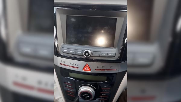 महिंद्रा XUV 300 के इंटीरियर डिटेल्स आए सामने — विडियो