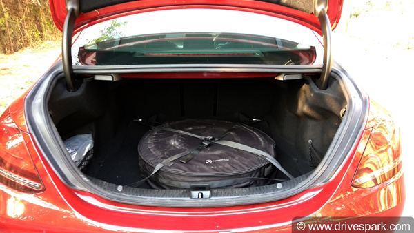 मर्सिडीज बेंज सी220 डी रिव्यू — जानिए कितना बेहतर है नया फेसलिफ्ट मॉडल?