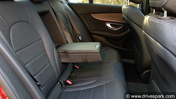 मर्सिडीज बेंज सी220 डी रिव्यू — जानिए कितना बेहतर है नया फेसलिफ्ट मॉडल?