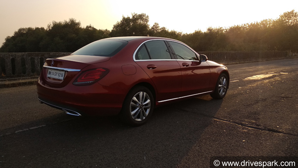 मर्सिडीज बेंज सी220 डी रिव्यू — जानिए कितना बेहतर है नया फेसलिफ्ट मॉडल?