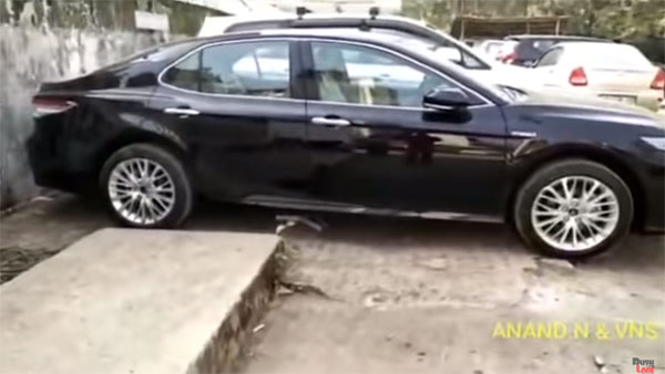 वीडियो: लॉन्च से पहले देखें नई 2019 टोयोटा कैमरी