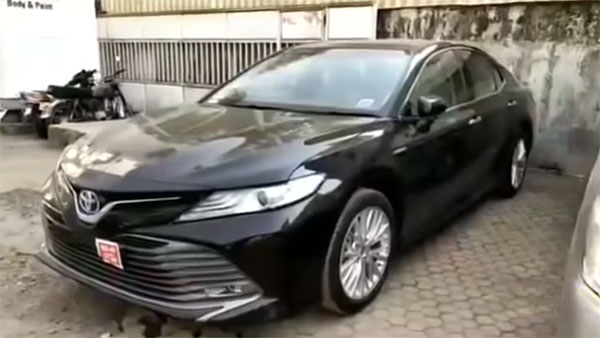 वीडियो: लॉन्च से पहले देखें नई 2019 टोयोटा कैमरी