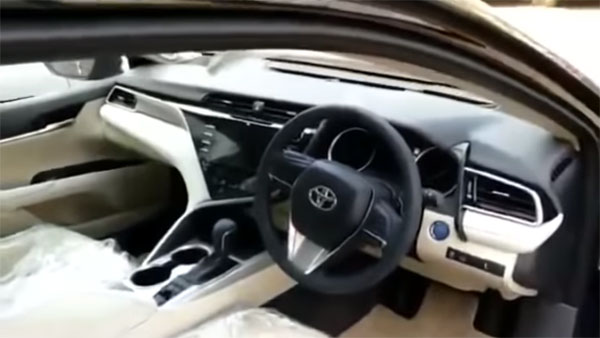 वीडियो: लॉन्च से पहले देखें नई 2019 टोयोटा कैमरी