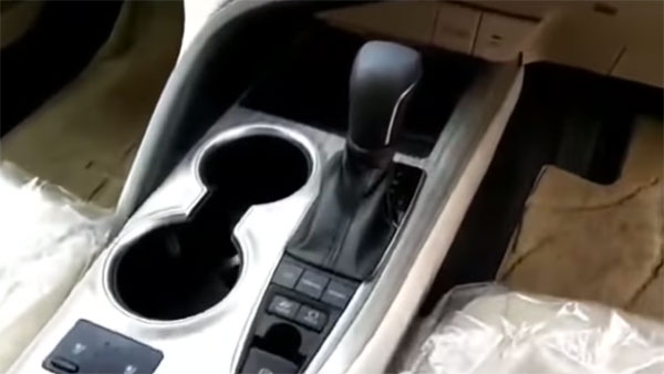 वीडियो: लॉन्च से पहले देखें नई 2019 टोयोटा कैमरी