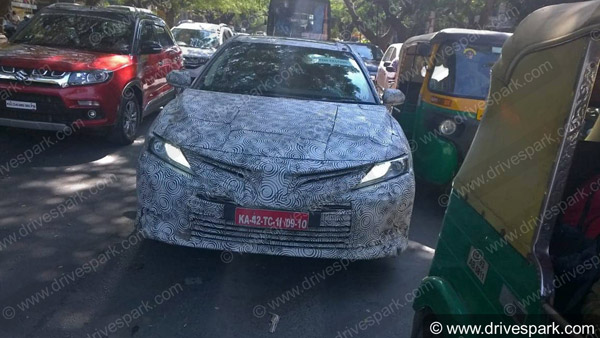 लॉन्च होने से पहले टेस्टिंग के दौरान दिखी नई जनरेशन टोयोटा कैमरी हाइब्रिड