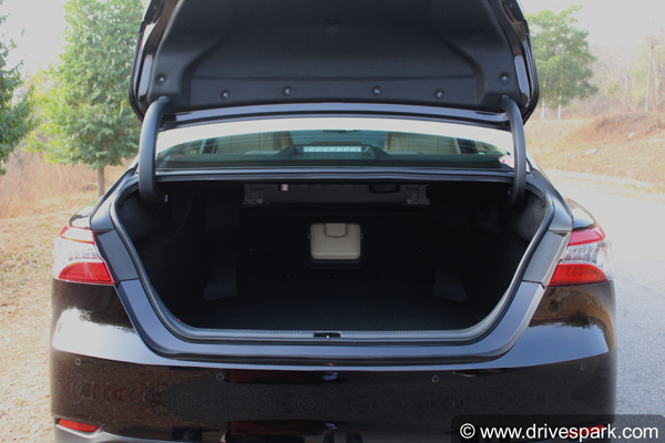 2019 टोयोटा कैमरी हाइब्रिड रिव्यू — जानिए कितनी खास है ये कार