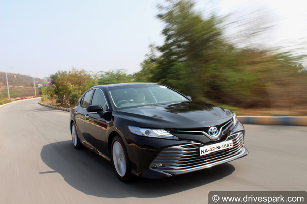 2019 टोयोटा कैमरी हाइब्रिड रिव्यू — जानिए कितनी खास है ये कार