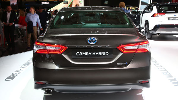आज लॉन्च होगी 2019 टोयोटा कैमरी हाइब्रिड — जानें क्या होगा नया? आज लॉन्च होगी 2019 टोयोटा कैमरी हाइब्रिड — जानें क्या होगा नया?
