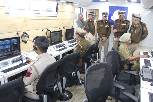 देखिये दिल्ली पुलिस की 3.7 करोड़ रुपयें की बस, जानिए खूबियां