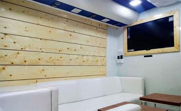 देखिये दिल्ली पुलिस की 3.7 करोड़ रुपयें की बस, जानिए खूबियां