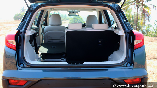 महिंद्रा XUV300 रिव्यू ー जानिये कितनी बेहतर है महिंद्रा की यह नई एसयूवी, पढ़िए कीमत, फीचर्स व अन्य जानकारियां 