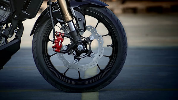 नई होंडा CB150R 2019 की गयी पेश, जानिए कीमत, स्पेसिफिकेशन, फीचर्स के बारे में नई होंडा CB150R 2019 की गयी पेश, जानिए कीमत, स्पेसिफिकेशन, फीचर्स के बारे में