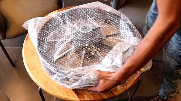 रॉयल एनफील्ड की नई अलॉय व्हील्स पहुँच रहे डीलरशिप स्टोर्स, देखिये तस्वीरें रॉयल एनफील्ड की नई अलॉय व्हील्स पहुँच रहे डीलरशिप स्टोर्स, देखिये तस्वीरें