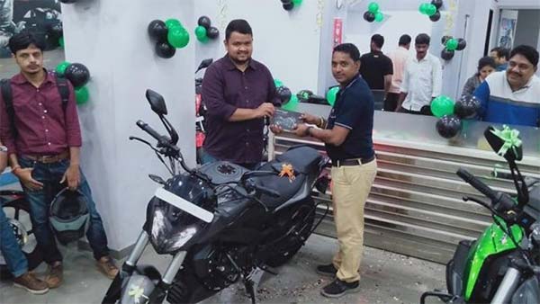 नई बजाज डोमिनर 400 की डिलीवरी हुई शुरु, जानिए कीमत तथा फीचर्स के बारें में