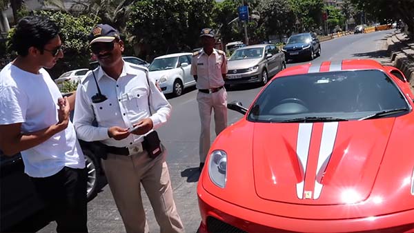 मुंबई ट्रैफिक पुलिस ने रोकी फरारी की यह सुपरकार, जानिये फिर क्या हुआ