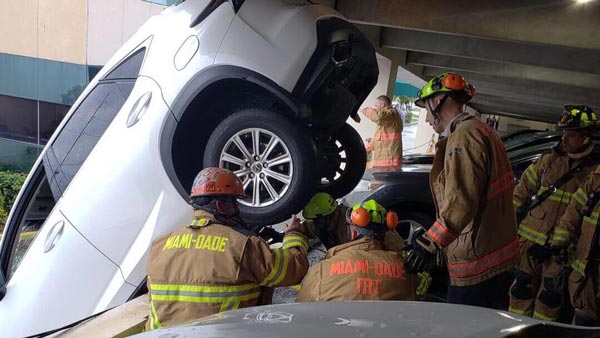 महिला अपनी कार के साथ लटक गयी बिल्डिंग के तारों में, जानिए फिर क्या हुआ