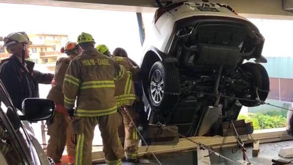 महिला अपनी कार के साथ लटक गयी बिल्डिंग के तारों में, जानिए फिर क्या हुआ