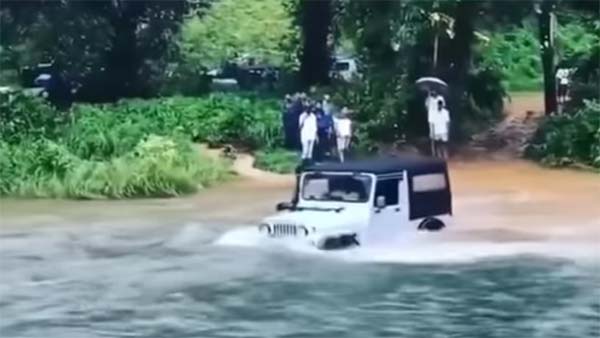 महिंद्रा थार कर रहा है उफनती हुई नदी को पार, देखिये यह हैरतअंगेज कारनामा
