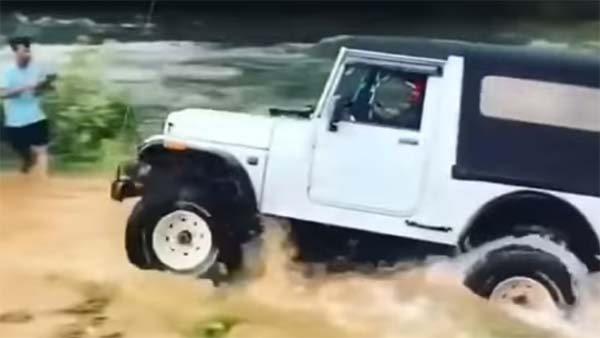 महिंद्रा थार कर रहा है उफनती हुई नदी को पार, देखिये यह हैरतअंगेज कारनामा
