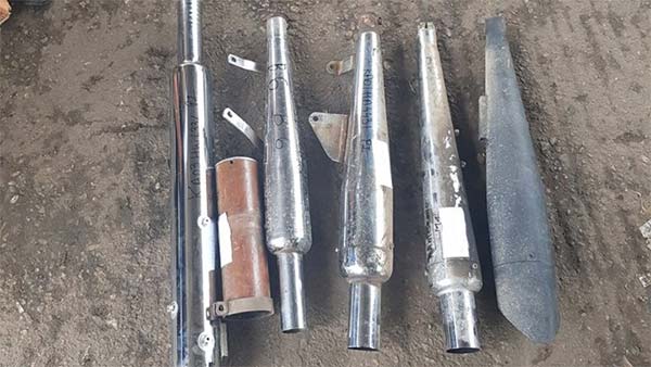 पुलिस कार्यवाही बाइक से साइलेंसर हटाया