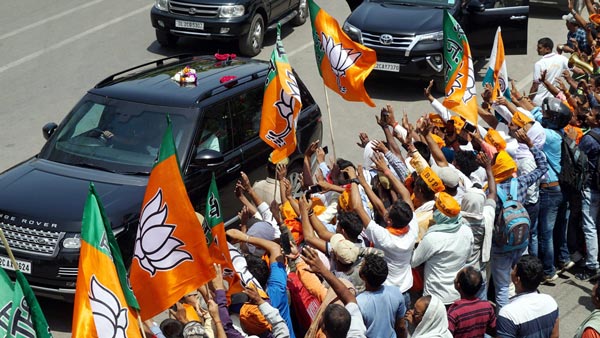 प्रधानमंत्री नरेंद्र मोदी ने वाराणसी रोड शो रेंज रोवर वॉग में किया प्रधानमंत्री नरेंद्र मोदी ने वाराणसी रोड शो रेंज रोवर वॉग में किया