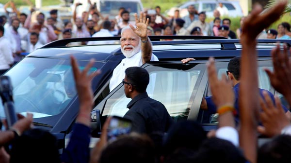 प्रधानमंत्री नरेंद्र मोदी ने वाराणसी रोड शो रेंज रोवर वॉग में किया प्रधानमंत्री नरेंद्र मोदी ने वाराणसी रोड शो रेंज रोवर वॉग में किया