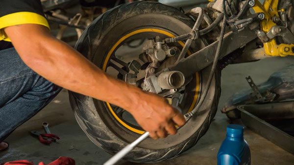 पुलिस कार्यवाही बाइक से साइलेंसर हटाया