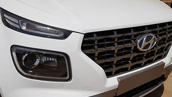 हुंडई वेन्यू लॉन्च डीलरशिप स्टोर