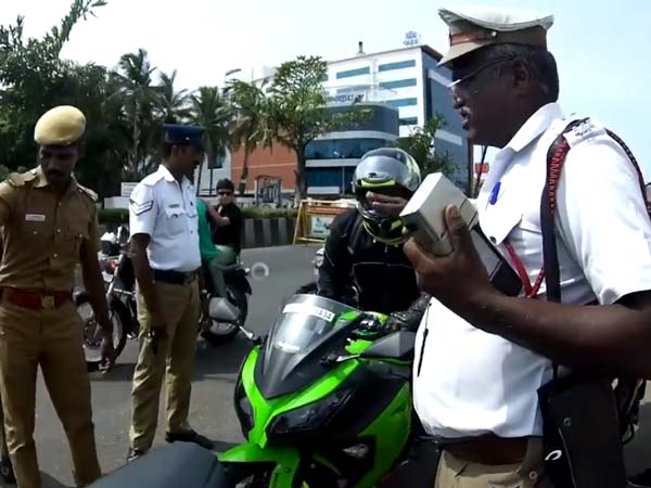 पुलिस को लेजर स्पीड गन मिली वाहन की स्पीड पता करता है पुलिस को लेजर स्पीड गन मिली वाहन की स्पीड पता करता है