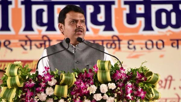 महाराष्ट्र मुख्यमंत्री फडणवीस हेलमेट पुणे पुलिस आदेश