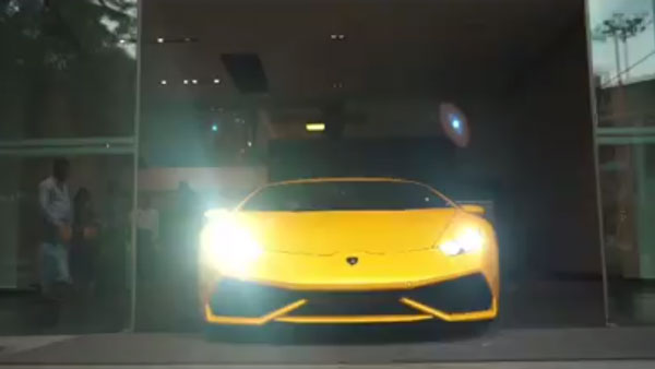 पति पत्नी गिफ्ट लेम्बोर्गिनी हरकैन सुपरकार 3.7 करोड़ कीमत बैंगलोर