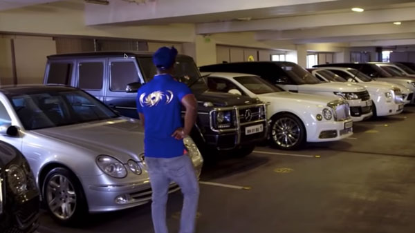 मुंबई इंडियंस के क्रिकेटरों ने देखी मुकेश अंबानी के गैराज में रखी कारें, देखिये वीडियो