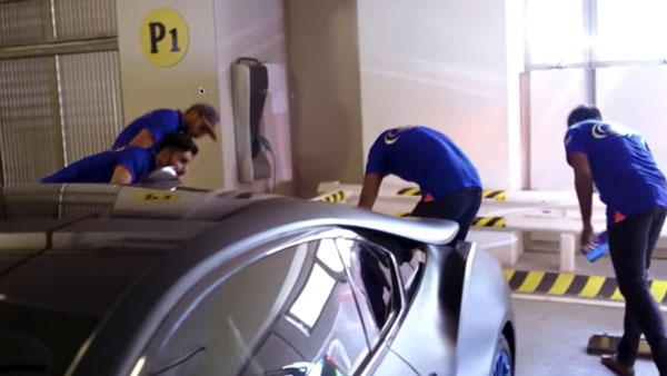 मुंबई इंडियंस के क्रिकेटरों ने देखी मुकेश अंबानी के गैराज में रखी कारें, देखिये वीडियो