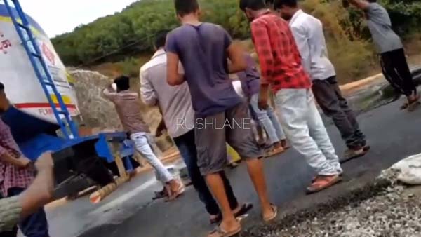 फ्यूल टैंकर एक्सीडेंट पेट्रोल चुरा रहे है लोग