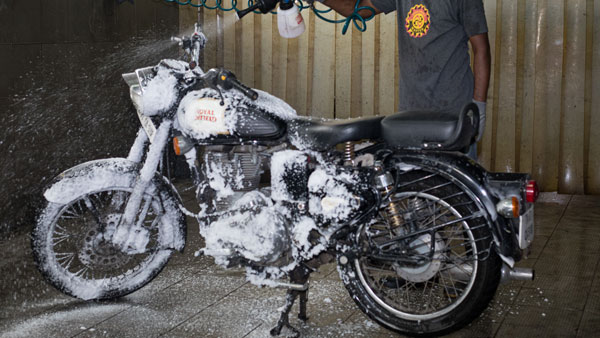 चेन्नई जल संकट पर रॉयल एनफील्ड का बड़ा फैसला, ड्राइ वॉश तकनीक से की जाएगी धुलाई