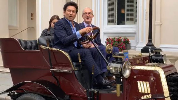 लंदन में 119 साल विंटेज कार चलाते दिखे सचिन तेंदुलकर