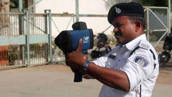 पुलिस को लेजर स्पीड गन मिली वाहन की स्पीड पता करता है पुलिस को लेजर स्पीड गन मिली वाहन की स्पीड पता करता है