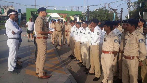 पुलिस को लेजर स्पीड गन मिली वाहन की स्पीड पता करता है पुलिस को लेजर स्पीड गन मिली वाहन की स्पीड पता करता है