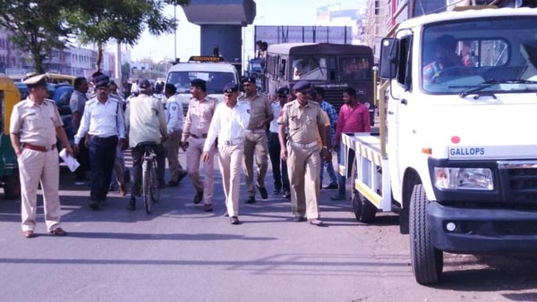 पुलिस को लेजर स्पीड गन मिली वाहन की स्पीड पता करता है पुलिस को लेजर स्पीड गन मिली वाहन की स्पीड पता करता है