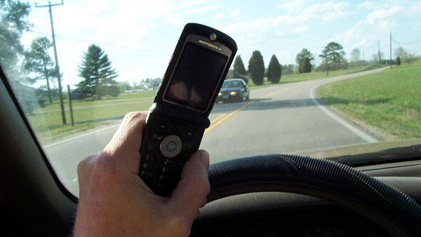 वाहन चलाते समय मोबाईल फोन के उपयोग पड़ेगा महंगा, देना होगा भीरी जुर्माना