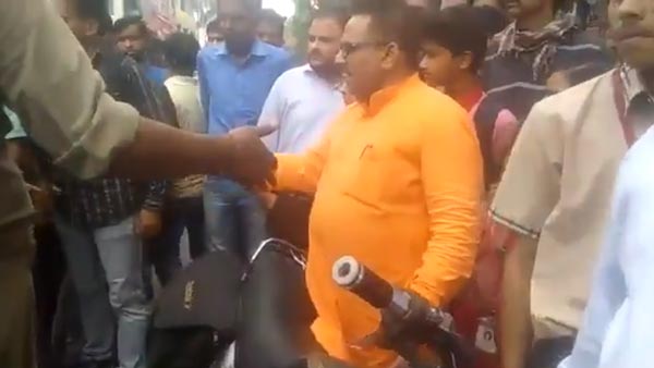 वाहन चेकिंग के दौरान पुलिस से भिड़े भाजपा नेता, पुलिस ने किया एफआईआर वाहन चेकिंग के दौरान पुलिस से भिड़े भाजपा नेता, पुलिस ने किया एफआईआर