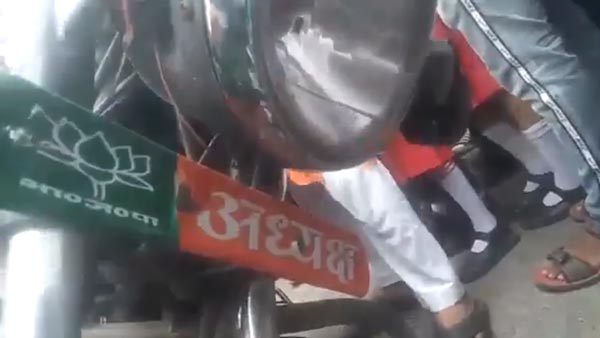 वाहन चेकिंग के दौरान पुलिस से भिड़े भाजपा नेता, पुलिस ने किया एफआईआर वाहन चेकिंग के दौरान पुलिस से भिड़े भाजपा नेता, पुलिस ने किया एफआईआर