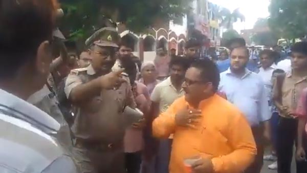 वाहन चेकिंग के दौरान पुलिस से भिड़े भाजपा नेता, पुलिस ने किया एफआईआर वाहन चेकिंग के दौरान पुलिस से भिड़े भाजपा नेता, पुलिस ने किया एफआईआर