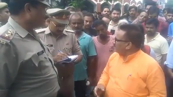 वाहन चेकिंग के दौरान पुलिस से भिड़े भाजपा नेता, पुलिस ने किया एफआईआर वाहन चेकिंग के दौरान पुलिस से भिड़े भाजपा नेता, पुलिस ने किया एफआईआर