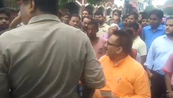 वाहन चेकिंग के दौरान पुलिस से भिड़े भाजपा नेता, पुलिस ने किया एफआईआर वाहन चेकिंग के दौरान पुलिस से भिड़े भाजपा नेता, पुलिस ने किया एफआईआर